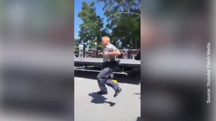 Ce policier maîtrise l’art de la corde à sauter !