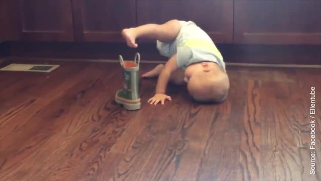 Ce petit garçon n’est pas décidé à mettre ses chaussures