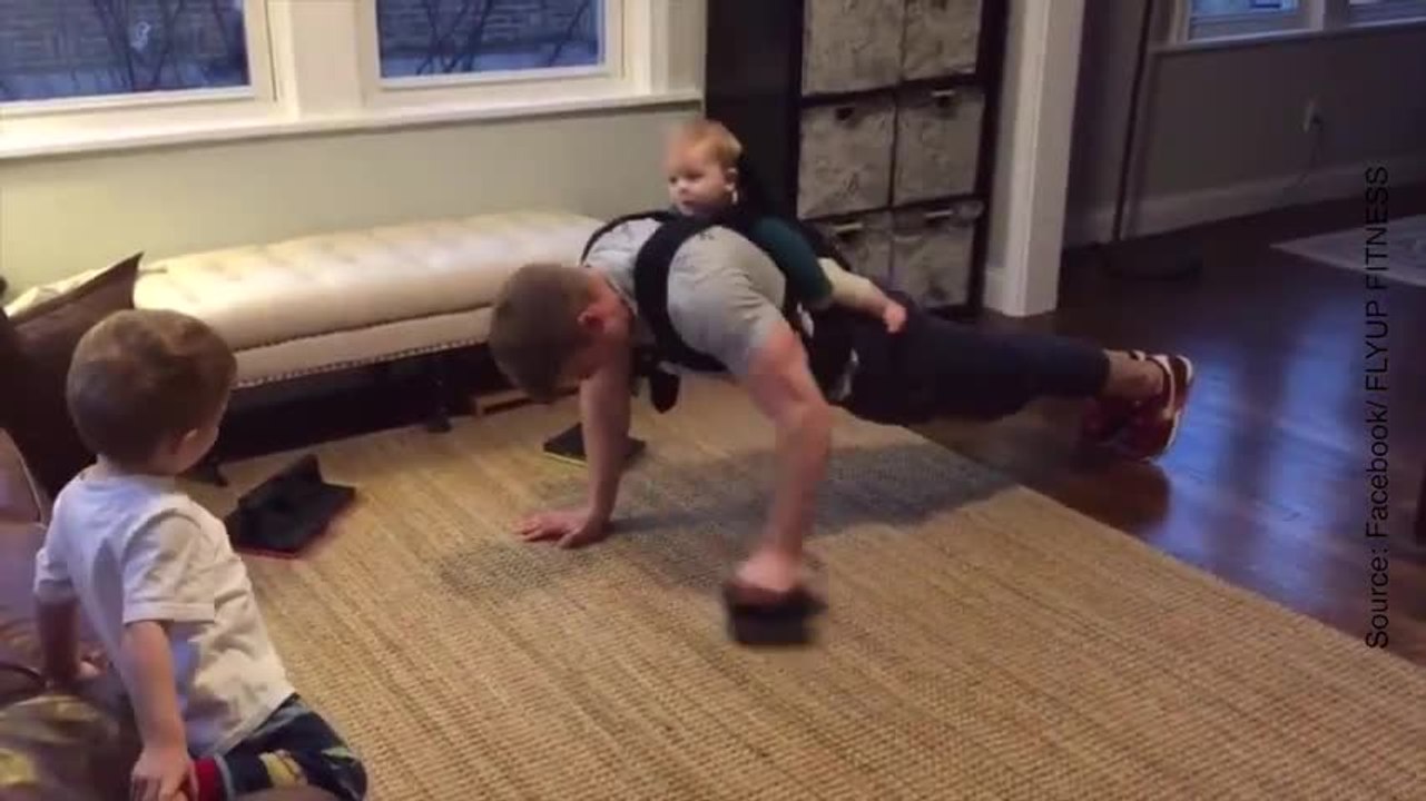 Ce papa arrive à faire du sport en toutes occasions !