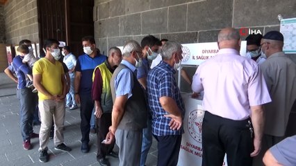 Tarihi Ulu Camii avlusunda mobil aşı uygulama noktası kuruldu, aşı olmak isteyenler sıraya girdi