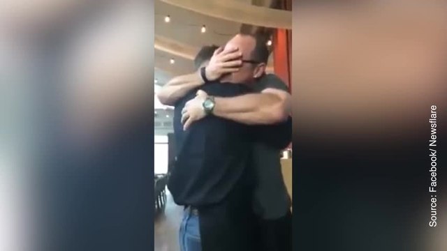 Cet homme ne comprend pas ce qu’il fait dans ce restaurant...