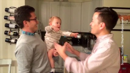 Ce bébé est complètement perturbé par le jumeau de son père