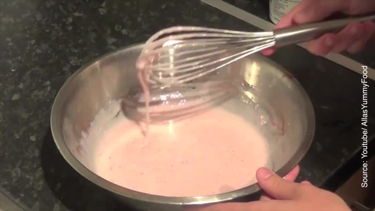 Voici une délicieuse recette de gâteau de crêpes et fraises !