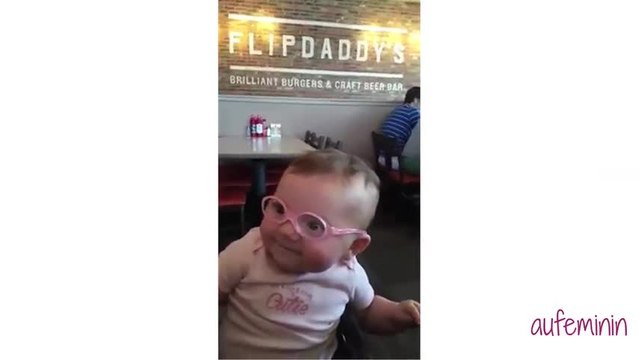 Cette petite fille découvre sa maman et son papaa