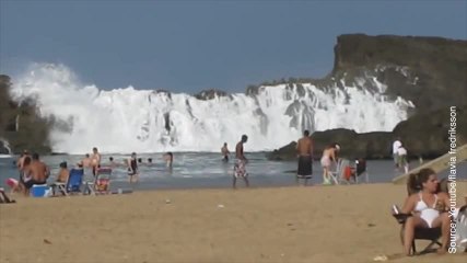 Une femme est en train de filmer la plage lorsque soudain...