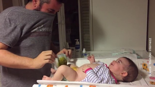 Ce papa a trouvé une drôle de façon pour faire rire son bébé