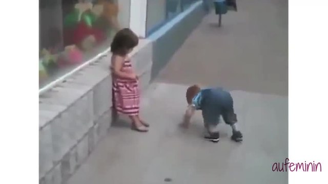 Ce petit garçon essaie d'embrasser une fillette, mais elle n'est pas vraiment d'accord...