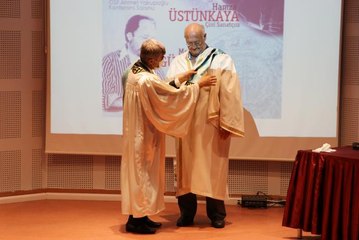 UNESCO ödüllü çini sanatçıları Üstünkaya ve Gürsoy'a "Fahri Doktora Diploması" verildi