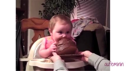 Tải video: Ce bébé goûte du chocolat pour la première fois