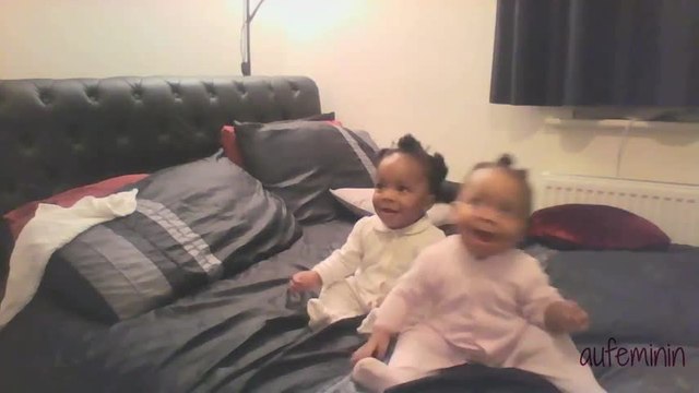 Ces deux adorables jumelles dansent de joie en entendant leur maman chanter