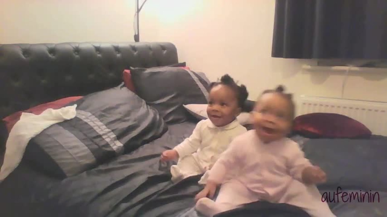 Ces deux adorables jumelles dansent de joie en entendant leur maman chanter