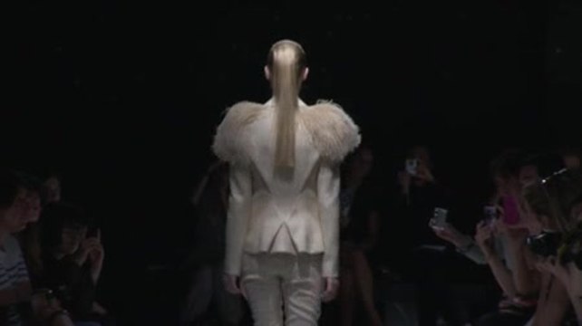 Défilé Maxime Simoens HC Automne Hiver 2011 2012 à Paris en vidéo