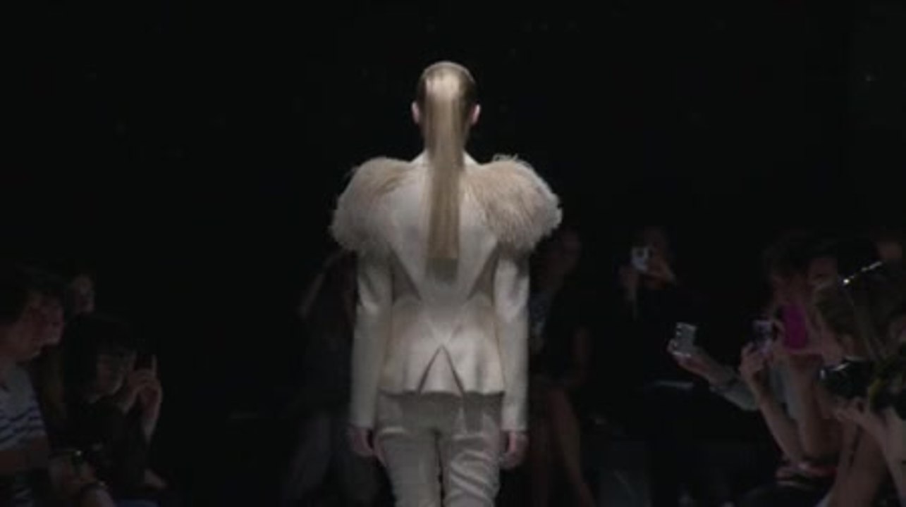 Défilé Maxime Simoens HC Automne Hiver 2011 2012 à Paris en vidéo