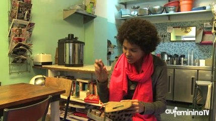 Ayo nous ouvre son sac à main