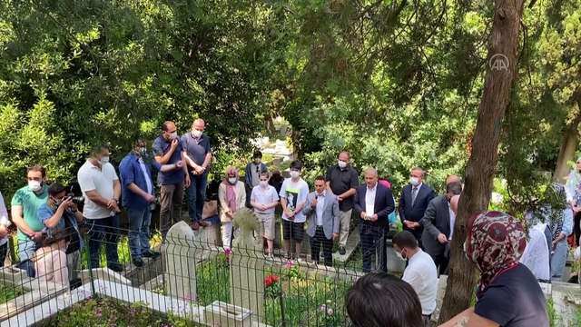İSTANBUL - Prof. Dr. Ahmet Yüksel Özemre vefatının 13. yılında kabri başında anıldı