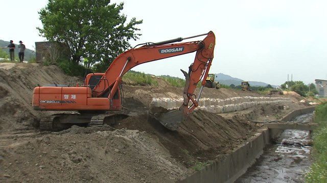 지난 여름 마을 전체 잠겼던 철원...장마 코앞에 아직도 복구 중 / YTN