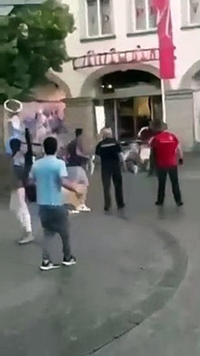 Allemagne - Plusieurs personnes ont été tuées et d'autres blessées lors d'une attaque au couteau à Wurtzbourg - Regardez les images de l'agression