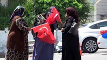 Evlat nöbetine katılan anne Türk Bayrağını görünce sarılarak öptü