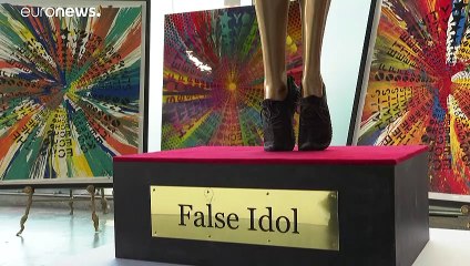 تمثال مطلي بالذهب لكاني ويست على شكل المسيح المصلوب معروض للبيع في معرض فني