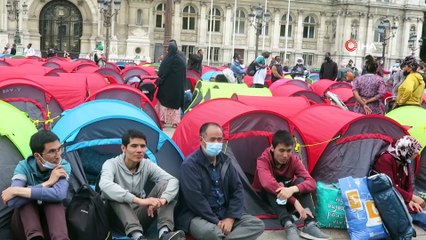 - Yüzlerce düzensiz göçmen, Paris’in ortasına çadır kurdu- Göçmenlerden acil barınma talebi