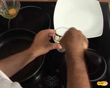 Oeufs au plat : technique en vidéo pour des oeufs au plat réussis