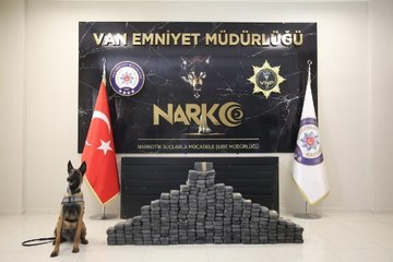 VAN'DA YOL KONTROLLERİ SIRASINDA 205 KİLO 240 GRAM EROİN ELE GEÇİRİLDİ