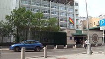 Embaixadas ocidentais exibem bandeiras do arco-íris em Moscou