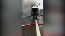 Puglia: incendio sulla A16, a fuoco bisarca con nove auto ad altezza Candela (Foggia)