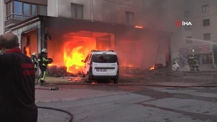 Bir iş yeri ve 3 otomobilin küle döndüğü yangından geriye bu görüntüler kaldı
