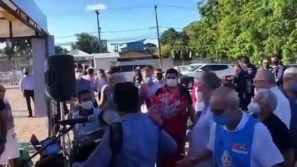 Ministro da Saúde, Marcelo Queiroga dança forró com pessoa fantasiada de coronavírus