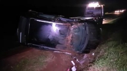 Citroen C3 capota e BMW sai da pista na PR-486 em Cascavel