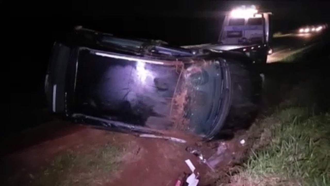 Citroen C3 capota e BMW sai da pista na PR-486 em Cascavel