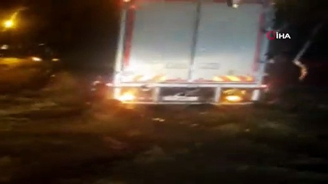 Devrek yolunda şiddetli yağmur nedeniyle araçlar mahsur kaldı