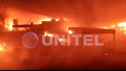 El fuego consume un almacén en una zona industrial en Warnes