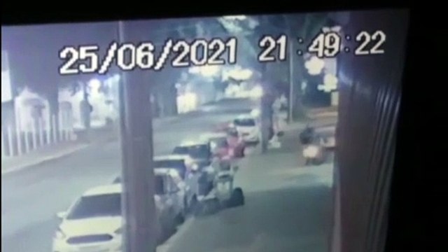 Câmera flagra grave colisão entre carro e moto que deixou entregador com perna fraturada na Rua Paraná, no Centro