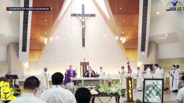 Erik Santos performs a song at Noynoy Aquino's funeral Mass