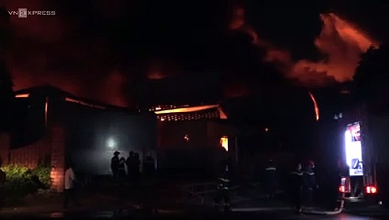 Đám cháy tại Bình Dương: Khói bốc cao hàng chục mét