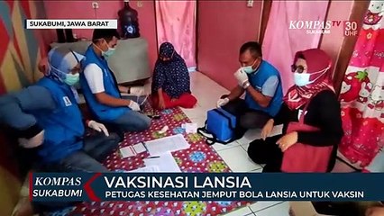 Petugas Kesehatan Jemput Bola Lansia untuk Vaksinasi