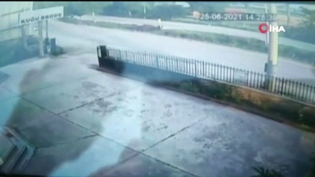 Bursa İnegöl'de otomobil beton direğe çarptı! 3 ölü, 2 yaralı