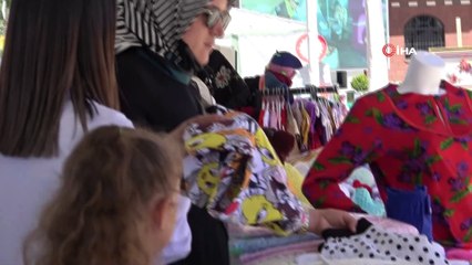 Edremitli kadınlar el emeklerini kent meydanında sergiledi