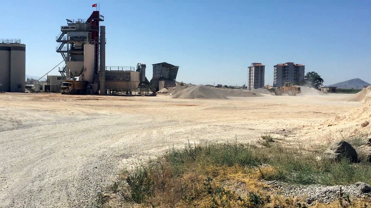 Taş ocağında iş makineleri ile çalışmak