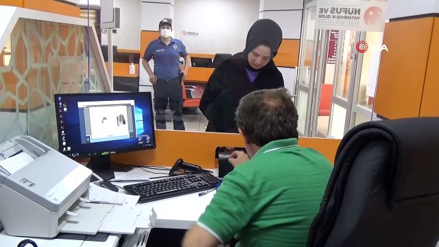 Polisler öğrencileri sınava yetiştirebilmek için zamanla yarıştı