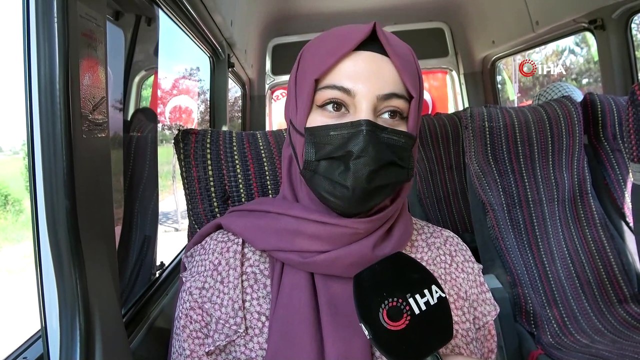 Sınava giden öğrencileri taşıyan servis arızalandı, öğrencilerin imdadına polis yetişti