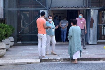 BEYOĞLU'NDA SINAVA GEÇ KALAN ÖĞRENCİLERİN İÇERİYE GİREBİLME ÇABASI