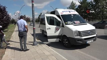 Download Video: Sınava giden öğrencileri taşıyan servis arızalandı, öğrencilerin imdadına polis yetişti