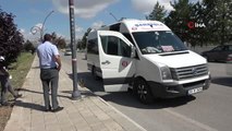 Sınava giden öğrencileri taşıyan servis arızalandı, öğrencilerin imdadına polis yetişti