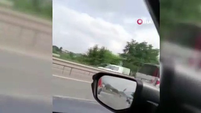 Seyir halinde alev alan otomobil itfaiye ekiplerince söndürüldü