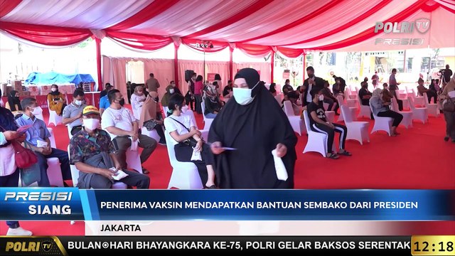 Presiden Jokowi Tinjau Vaksinasi Massal di Lapangan Bhayangkara Mabes Polri