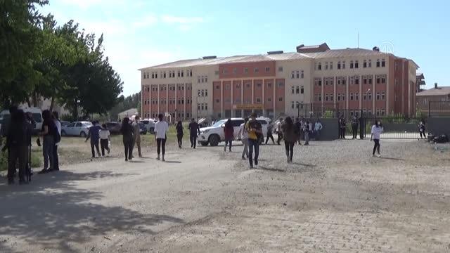 Yüksekova'da öğrenciler YKS sınavına girmenin heyecanını yaşadı
