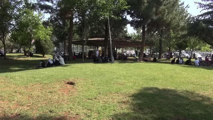 ŞANLIURFA - Zabıta memurundan sürücülere sınavdaki öğrencilerin rahatsız olmaması için "korna çalmama" uyarısı